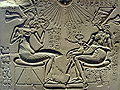 阿肯那顿、娜芙蒂蒂和他们的孩子。阿马尔那时期，1350 BC。
