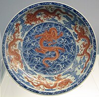 Piatto con disegno di nuvole e draghi in sottosmalto blu e soprasmalto rosso, regno di Yongzheng, 1723-1735
