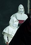 Senare Opus Eponymous Ghouls Vit munkhuva, vit alba, vit bandcingulum och vit bautamask med svart ghostkrucifix runt halsen. "Bautamasker är en traditionel karnevalmask i Venedig."