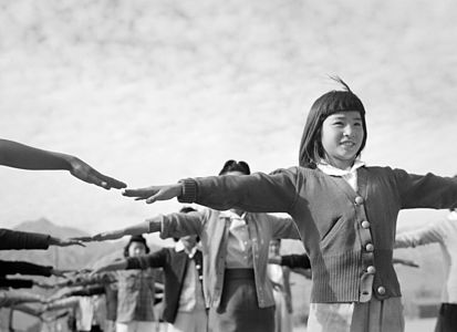 Manzanar Toplama Kampı'nda jimnastik yapan tutuklu kız çocukları, 1943. (Üreten: Ansel Adams)