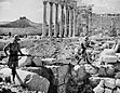 Soldats britanniques près des ruines du Temple de Bêl, avec le château Qalat ibn Maan à l’horizon, en 1941.