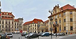 Jižní strana Mariánského náměstí: vlevo část Clam-Gallasova paláce s kašnou Terezka, uprostřed Trauttmannsdorfský palác a vpravo budova Klementina