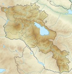 Mapa konturowa Armenii, po prawej nieco na dole znajduje się owalna plamka nieco zaostrzona i wystająca na lewo w swoim dolnym rogu z opisem „Sew licz”