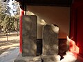 Стела с надписью «Яньцзы Мяо» (Храм Яньцзы, т.е. Янь Хуэя) в Цюйфу (справа). 24 г. эры Дадин (1184 г. н.э.)
