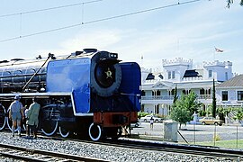 Lord Milner Hotel mit Dampflok der Baureihe 15F (1979)