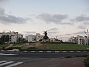 כיכר רבין ובמרכזו אנדרטה לזכרו