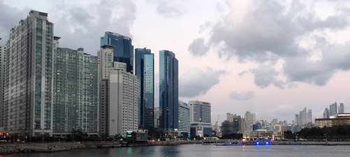 Haeundae (links) en Marine City (regs) in Busan