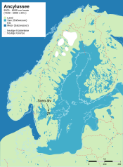 Links: Paläogeographie des Ostseebeckens vor Einsetzen der Littorina-Transgression. Das Becken ist vollständig vom Meer abgeschnitten und von einem großen Süßgewässer, dem Ancylus-See bedeckt. Rechts: Paläogeographische Karte der Ostsee im Endstadium der Littorina-Transgression um 5000 v. Chr. (Littorina-Meer).