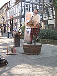 Een poppenspeler met marionetten in de binnenstad van Hamelen