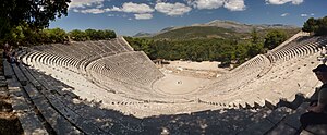 Le théâtre antique d'Épidaure, très bien conservé, en vue panoramique.