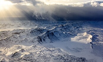 Foto aérea da cordilheira da península de Reykjanes no sudoeste da Islândia. A cadeia montanhosa é uma continuação da dorsal mesoatlântica. A região é uma das partes mais densamente povoadas da ilha. Uma grande agitação vulcânica ocorreu na península em 2020 e em 2021, após quase 800 anos de inatividade. Após a erupção do vulcão Fagradalsfjall iniciada em 19 de março de 2021, os especialistas da National Geographic previram que isso “pode ​​marcar o início de décadas de atividade vulcânica”. (definição 5 975 × 3 609)