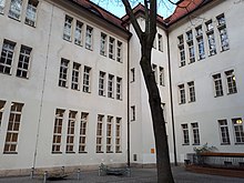 1. Gemeinde­schule, Innenhof, Mitte