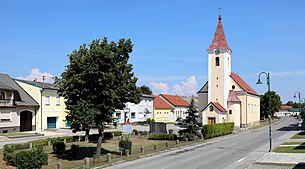 Das Ortszentrum mit der Pfarrkirche hl. Markus in der Angermitte