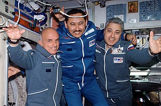 Dennis Tito, Talgat Musabaev, dan Yuri Baturin dalam misi Soyuz TM-32