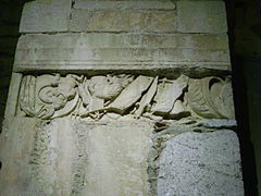 Frise d'armes et de boucliers en remploi dans la basilique Saint-Just de Valcabrère.