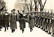 Ministerpresident (statsminister) Quisling og Terboven hilser et æreskompani fra Statspolitiet i forbindelse med Statsakten på Akershus 2. februar 1942. Foto: Riksarkivet