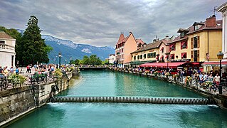 L'exutoire du lac d'Annecy (vers l'arrière plan) à Annecy avec le cours d'eau du Thiou (en avant plan).