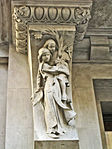 Escultura a la façana de la Casa Garriga Nogués, del cicle Les edats de la vida