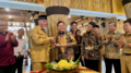 Bapak Mahyeldi Ansharullah, Gubernur Sumatera Barat meresmikan restoran Upik Banun di kawasan rest area INS Kayutanam dengan memberikan potongan tumpeng ke pada Bapak Fasli Jalal, Pembina Yayasan disaksikan oleh Bapak Yasmar, Pemilik restoran Upik Banun (ketiga dari kanan) dan Bapak Suherman Saleh, Ketua Yayasan (pertama dari kiri).