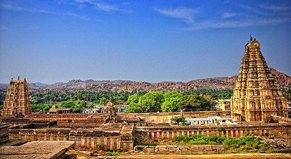 معبد فيروباكشا في هامبي في الهند: تُعد منطقة الهند موطنًا ومركزًا للديانات الرئيسية مثل الهندوسية والبوذية والجاينية والسيخية وقد أثرت على الثقافات والحضارات الأخرى، لا سيما في آسيا.