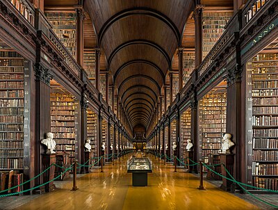 "Ruang Panjang" di Perpustakaan Trinity College, Dublin, Irlandia