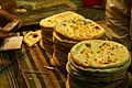 Naan lagi siyap ing tandoor ing Karachi, Pakistan