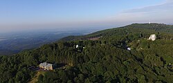 A Piszkéstetői obszervatórium madártávlatból. Balra lent a lakóépület, majd az 50 cm-es, a Schmidt és az RCC távcsövek kupolái. A háttérben a galyatetői adótorony.