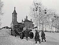 Viktor Sergejevič Kinělovskij: Na pochodu; prapor dělostřeleckého pluku na pochodu. Západní fronta, Vjazma, Moskevská oblast, 1. března 1943