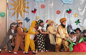 『おおきなかぶ』の演劇を披露するアゼルバイジャンの子供達