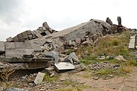 Упавший обелиск. На заднем плане виден сапог, оставшийся от монумента солдату. 18 августа 2015 года
