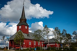 Foto einer roten Holzkirche mit schwarzem Dach