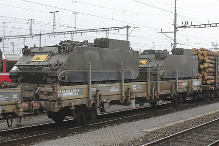 Des chars de sapeurs 63/05 d'un bataillon de sapeurs de chars transportés par les CFF en 2013.