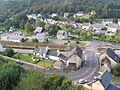 Le bourg de La Roche-Maurice, traversé par la voie ferrée Paris-Brest 1.