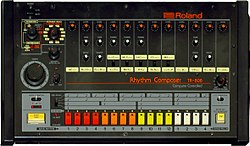 Panel depan TR-808: kotak hitam dengan deretan tombol berwarna.