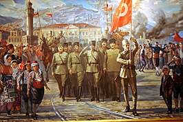 Intocht van de Turkse legers tezamen met veldmaarschalk Mustafa Kemal (midden) en zijn stafleden waaronder İsmet İnönü, Fahrettin Altay en Fevzi Çakmak met op de achtergrond een brandend Smyrna.