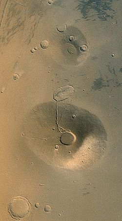 Ceraunius Tholus (dolní) spolu s Uranius Tholus (horní)