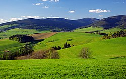 Pohled na masiv Králického Sněžníku z Hory Matky Boží nad městem Králíky - zleva vrcholy Klepáč, Hleďsebe, Malý Sněžník, Králický Sněžník, Chlum