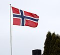 Et norsk flag hejses på en officiel flagdag i Norge eller for at markere en privat begivenhed.