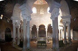 Interior de Santa Constanza. 24 columnas sostienen solas el grueso tambor y la cúpula.