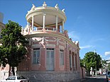 El Museo de la Arquitectura Ponceña, es troba la residència (Casa Wiechers-Villaronga) de 100 anys d'antiguitat, als carrer Reina i Méndez Vigo.