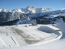 Photographie en plongée de l'altiport de Courchevel partiellement enneigé