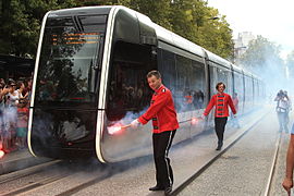 Arrivée de la première rame du tramway de Tours avec voyageurs, place Jean Jaurès.