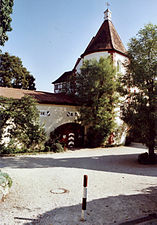 Stallgebäude mit Tor im ehemaligen Burggraben (2006)