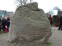 ルーン文字で記載されたイェリング墳墓群にはハーラル青歯王が980年頃にデンマークを統一しキリスト教化したことが記載されている。