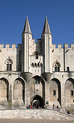 Mâchicoulis sur arcs au rôle plus esthétique (souligner la verticalité) que défensif, palais des Papes.