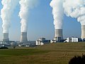 Πυρηνικό εργοστάσιο ηλεκτροπαραγωγής στο Κατενόμ της Γαλλίας, με εμφανείς τους πύργους ψύξης να αποβάλλουν θερμότητα μέσω εξάτμισης