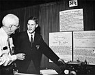 Anders Brahme förevisar sin prisvinnande mekaniska differentialekvationsmaskin, byggd i FAC System, på Unga forskares första utställning på Tekniska Museet, 1963[6]