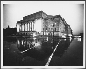 Eine Nachtaufnahme des Municipal Auditorium von 1934