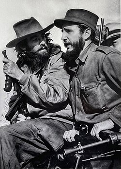 Fidel Castro (jobbra) és Camilo Cienfuegos bevonulnak Havannába 1959. január 8-án