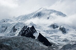 Alpinus mons Rupes Alba (Francogallice: Mont Blanc, Italiane: Monte Bianco)